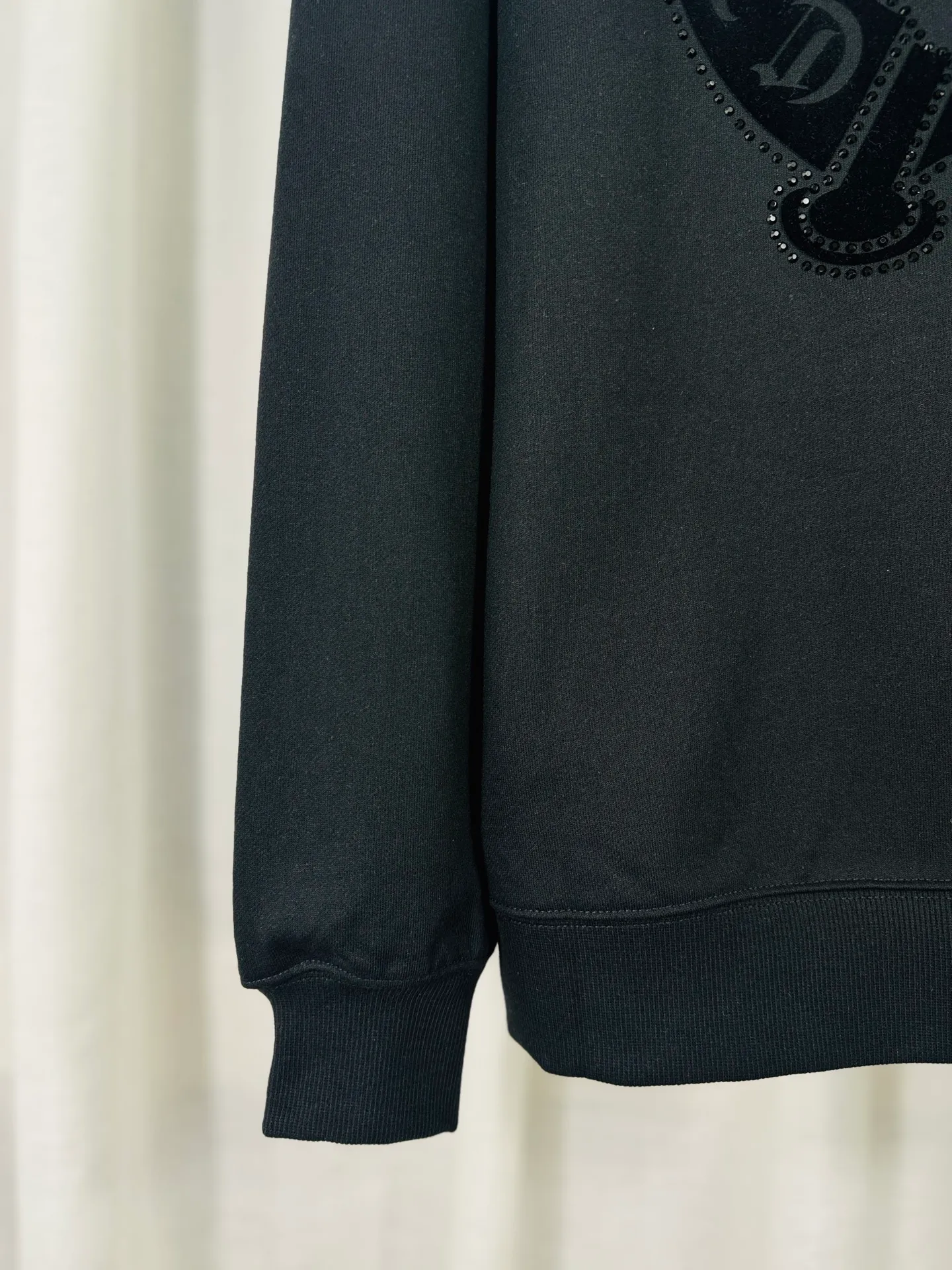 P340 top version, real shot without P, ​​different from market currency) 𝗖𝗵𝗿𝗼𝗺𝗲 𝗛𝗲𝗮𝗿𝘁𝘀/Cro Heart 2025 washed and burned flower patch embroidered autumn and winter new original single counter American hollow patch 3D couple casual cardigan sweatshirt 👑The highest version! Customized fabric 480g tripe terry fabric! American acid-washed and distressed original fabric, laser burning + patch embroidery, exquisite embroidery of letters! The best-selling model in the counter, very comfortable to wear. Accessories: original molded and authenticated collar label➕100% silk wash label. Genuine purchase-grade original hangtag➕matching hanging rope➕3D hanging beads➕original packaging bag. Craftsmanship: The original version has consistent wiring! The highest version of the armhole matching technique! Color: Black Apricot Size: S M L XL Style Number: 25-356